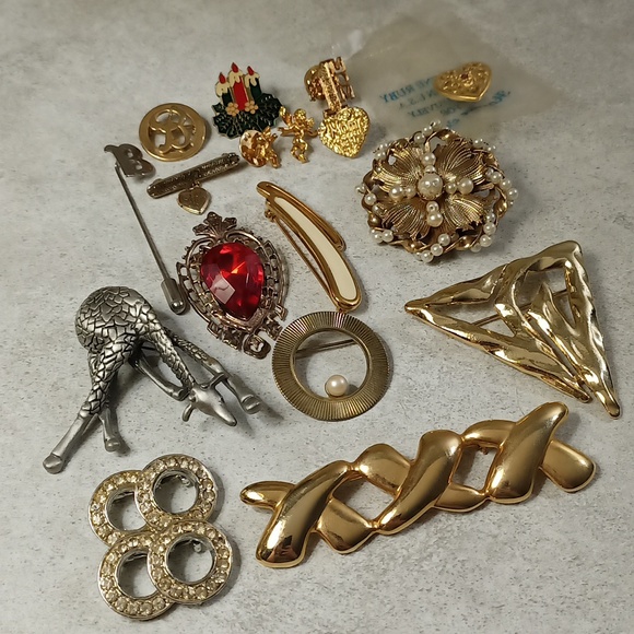 18 vintage Brooch and pins - Picture 1 of 7